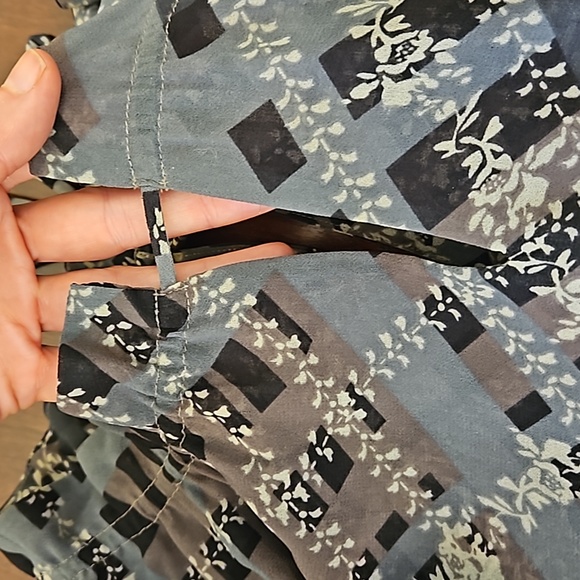 Cabi Women's  Sleeveless Patterned Top size Small - Picture 3 of 6